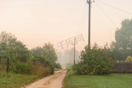 在一个雾蒙蒙的清晨在村庄的乡村景观。