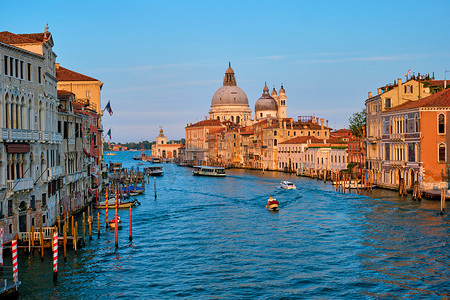 日落时威尼斯大运河和圣玛丽亚德拉礼炮教堂的全景
