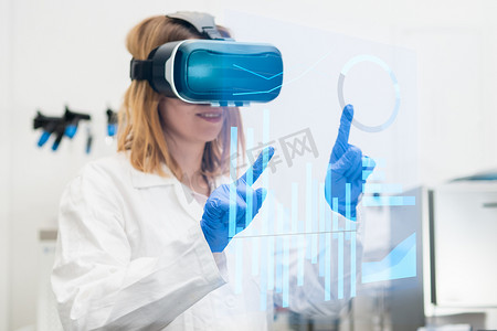 实验室外套和虚拟现实 VR 护目镜的科学家使用 AR 增强现实进行数据分析