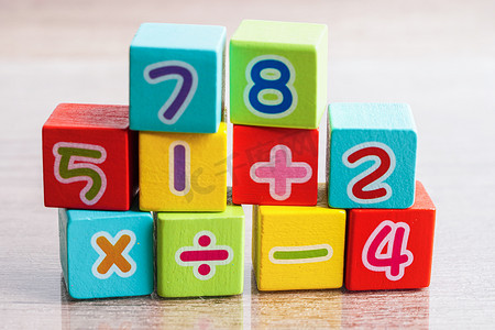 用于学习数学、教育数学概念的数字木块立方体。