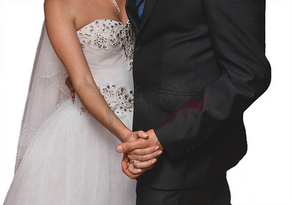 新娘和新郎在婚礼上的舞蹈中手牵着手，背景是白色，与世隔绝