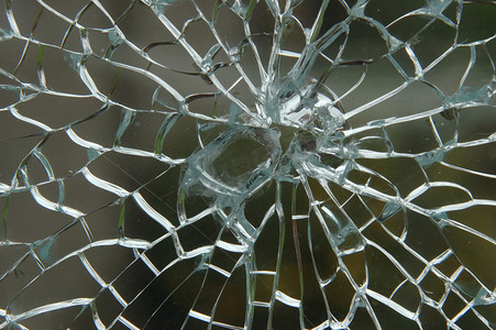 破碎的玻璃板
