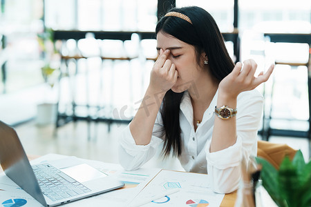 中小企业主、使用计算机和财务报表的女性对扩大市场以提高投资业务能力的焦虑表达