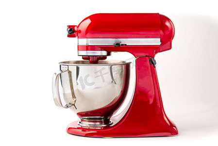 有碗的红色厨房搅拌器在白色背景和复制空间。