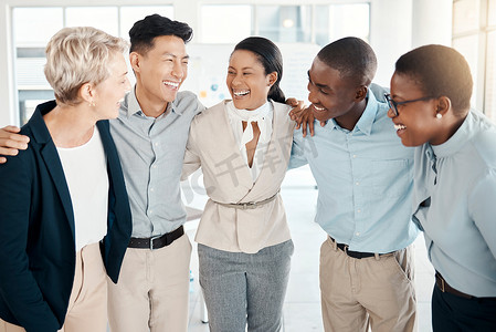 多样性、业务团队和对话与拥抱、研讨会和头脑风暴一起欢笑。