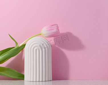 简中摄影照片_粉红色背景中的白色陶瓷装饰拱门，用于展示化妆品、产品、广告和促销的背景