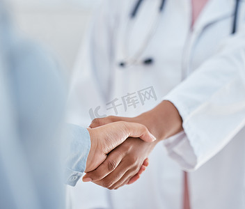 信任的伙伴摄影照片_握手、信任并感谢您在咨询期间与患者和医生或医务人员握手、问候或介绍。