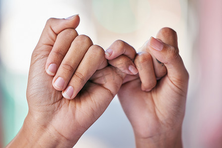 妇女、手或小指承诺对社区、团结或成功交易的信任、支持或安全。 