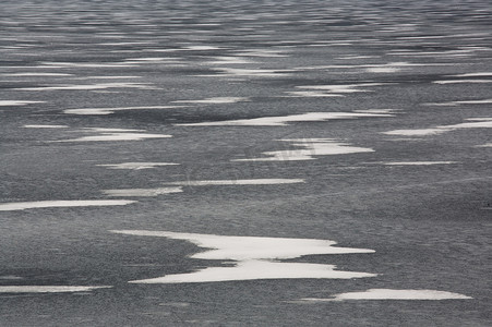 雪在结冰的湖面上漂移