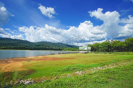 泰国 Sa Kaeo Tha Krabak 水库的美丽景观