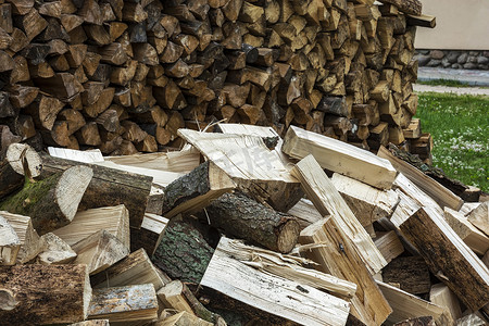 一大堆劈开的木头堆在木堆附近