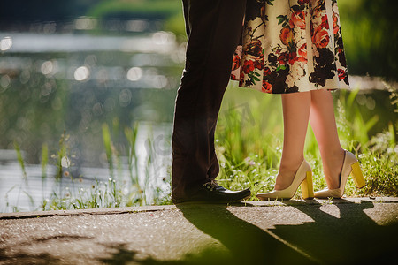 情侣在户外接吻 — 恋人在日落时浪漫约会，女孩们踮起脚尖亲吻她的男人 — 靠近鞋子。