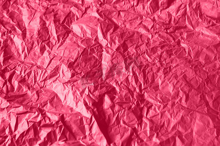 皱巴巴的纸 Viva Magenta 2023 年的颜色。纹理皱巴巴的纸适合您的设计。