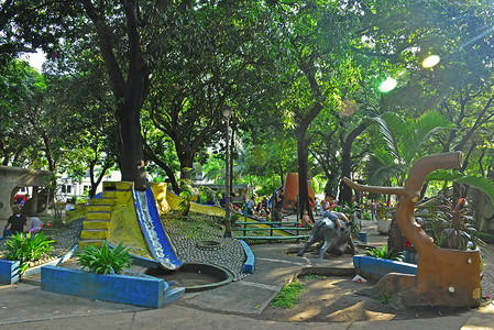 二次元窗外的操场摄影照片_菲律宾马尼拉的儿童游乐场树屋和滑梯