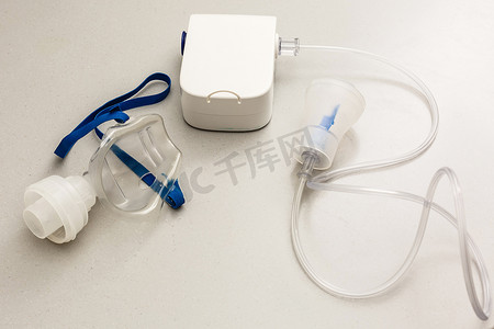 白色背景下隔离的吸入医疗设备、呼吸面罩