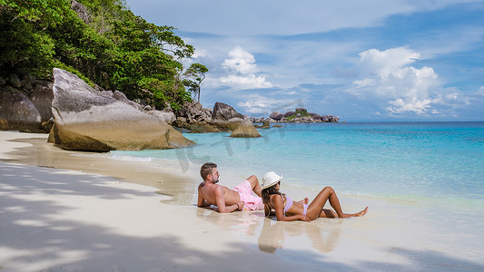 情侣在泰国南部热带斯米兰群岛乘船游览