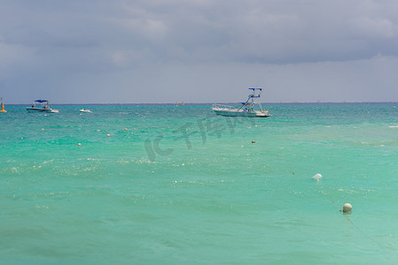 在加勒比海滩的海岸在区域Hoteleria 在坎昆。