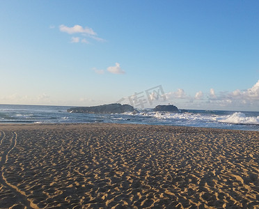 波多黎各伊莎贝拉海滩的沙子和海浪与十字架