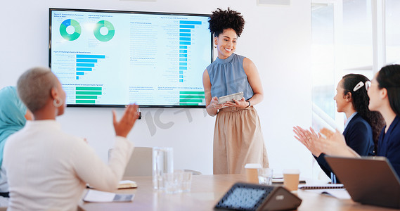 女商人、研讨会的成功和掌声与平板电脑和屏幕、统计数据和 ppt、信息图表和团队支持。