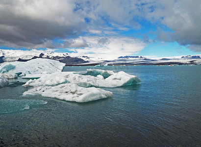 冰岛东南部 Jokulsarlon 泻湖冰川冰中的蓝色冰块