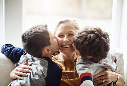 亲吻、快乐和母亲与孩子的肖像，为了爱、放松和在家庭中建立联系。