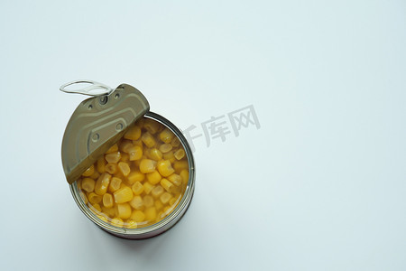 罐装样机摄影照片_在白色背景的罐装甜玉米。