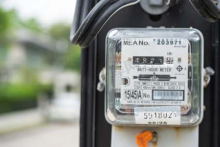 2023年4月10日，泰国曼谷，家庭和办公室能源成本电表测量。