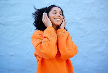 幸福、黑人女性和耳机，用于流媒体、音乐和欢快的蓝色工作室背景。