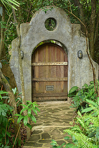 Pinto 艺术博物馆木花园门在 Antipolo，Rizal，Philippi