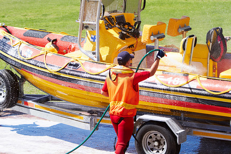 清洁、船只和救援或紧急工作人员清洗快艇，准备执行搜索任务以进行调查。