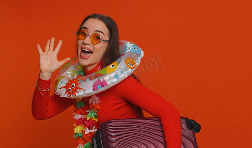 戴墨镜的女人，带着行李袋走路的夏威夷花环，游泳圈，假期，旅行，旅行