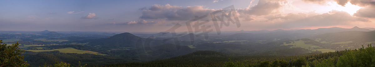 Lusatian 山脉 (luzicke hory) 宽全景，从捷克与德国边境的 Hochwald (Hvozd) 山全景，蓝绿色的山林和粉红色的多云日落天空背景