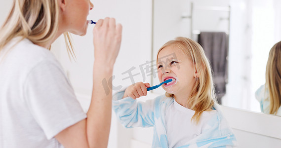发展、母亲和女孩在浴室里用牙刷做结合、拥抱和爱。