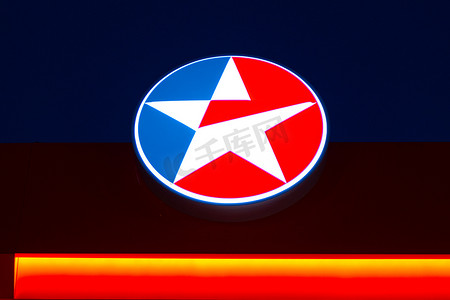 小霸王logo摄影照片_泰国曼谷：- 2020 年 7 月 15 日：LOGO CALTEX 油站，富