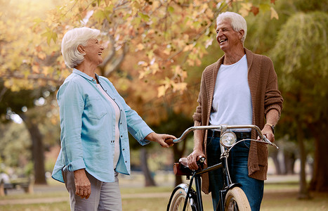 骑自行车、年长夫妇和户外骑车以获得健康、保健、爱和自行车。