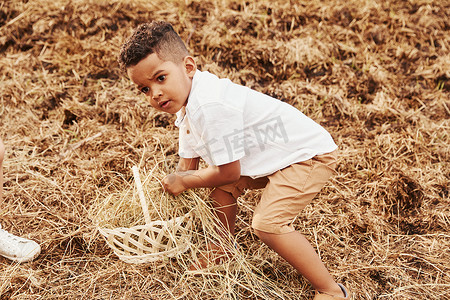 夏季，可爱的非洲裔美国小男孩在农场