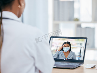 Covid、视频通话和远程工作与一位女性患者在笔记本电脑屏幕上与她的医生在线会面。