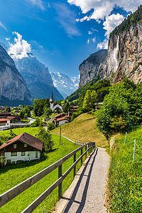 著名的劳特布龙嫩镇和施陶巴赫瀑布，伯尔尼高地，瑞士，欧洲。