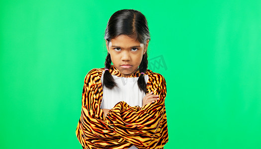 穿着老虎睡衣的女童、愤怒的脸和绿屏工作室双臂交叉、拒绝或摇头。