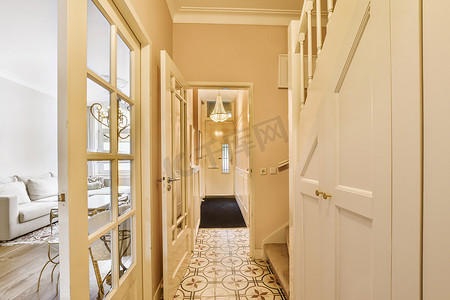 卧室门摄影照片_有白色门的走廊和一扇门
