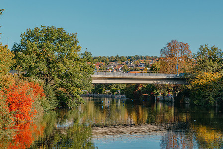 美丽的小河，清澈的水面，五颜六色的秋树，山上的小老城，在欧洲秋天与美丽的蓝天和云天相映成趣