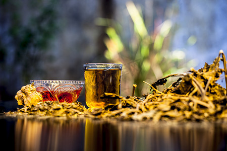 由一些 ardusi 叶、蜂蜜、生姜和叶汁混合均匀用于治疗的木质表面哮喘补救措施。