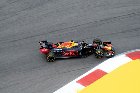 f1安全车摄影照片_俄罗斯索契 — 2019 年 9 月 29 日：来自 Red Bull F1 赛车队的 Max Verstappen 参加了 2019 年俄罗斯一级方程式大奖赛