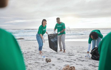与海滩上的人们进行团队合作、慈善和回收，以实现可持续性、环境和生态友好。