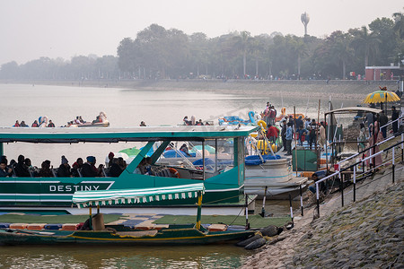 停在苏赫纳湖岸边的船只可供游客在这个热门城市的这个人造湖上享受时光