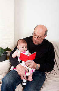 爷爷给女婴读红书