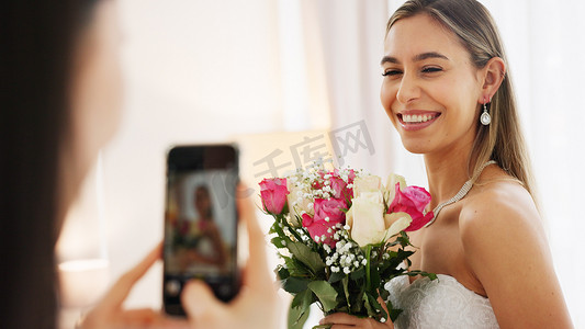 新娘、伴娘和婚礼照片，手机上有鲜花或花束、时尚礼服和社交媒体上兴奋的微笑。