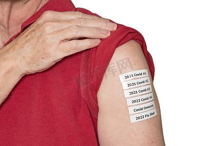 老人流感摄影照片_老人展示他手臂上所有的 Covid 和流感疫苗