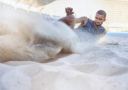 男子、运动员和沙子，用于跳远、运动和运动训练、野外和全球比赛。