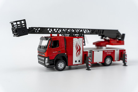白色背景上的玩具消防车。